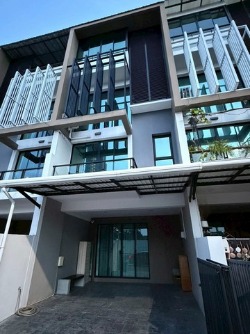 LV53602 ขาย Townhome Luxury 3.5 ชั้น โครงการ Blesstown Sukhumvit 50 หน้าบ้านวิวสวน โล่ง โปร่ง เป็นส่วนตัว ไม่ชนบ้านใคร