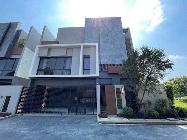BH3978 ให้เช่าบ้านหรู Bugaan กรุงเทพกรีฑา บ้านเดี่ยว 3 ชั้น มีลิฟท์ วิวสระว่ายน้ำ ใกล้โรงเรียนนานาชาติ
