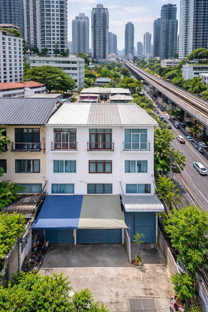 อาคาร 4 ชั้น 3 นอนใกล้รพ.สมิติเวช สุขุมวิท 600 ม. ใกล้BTS ทองหล่อ 1.5 กม. สุขุมวิท45-53 มาร์เก็ตเพลส ทองหล่อ 700ม.  250 ตร.ม. 16 ตร.ว.