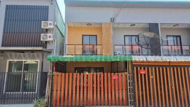 ขายด่วน ทาวน์โฮม ฉัตรไพลิน ลาดหลุมแก้ว รีโนเวท พร้อมอยู่ ราคาถูก