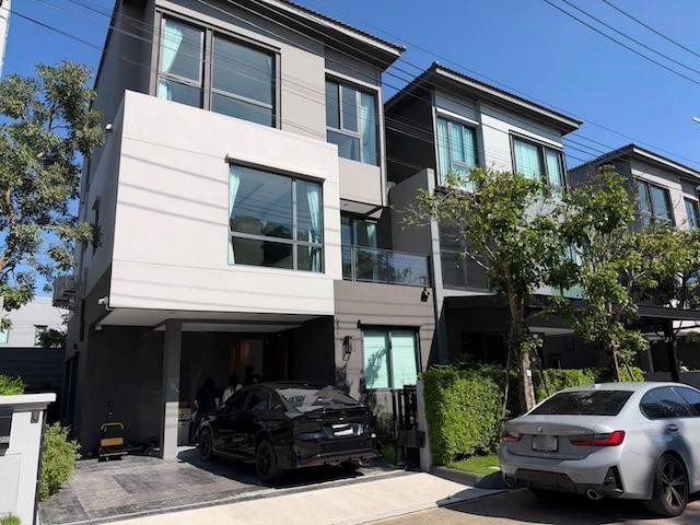 HR 10566 ให้เช่าบ้าน 3 ชั้น บ้านกลางเมือง ดิ อิดิชั่น บางนา แต่งสวยพร้อมอยู่ ใกล้ Mega Bangna