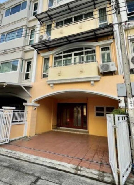 MRT คลองกลันตัน 1 กม. ศรีนครินทร์ 18-26 อ่อนนุช 35-41 ให้เช่าทาวน์เฮ้าส์ 3 ชั้น 25 ตร.วา. 300 ตร.ม  มีเฟอร์ฯครบ 3นอน 4น้ำ ธัญญะพาร์ค 1 กม.