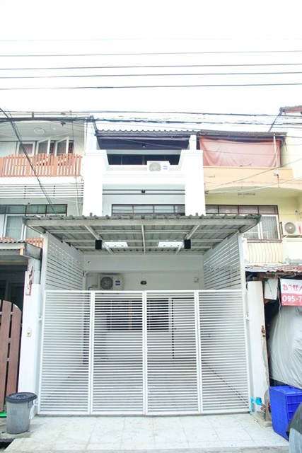 ให้เช่าทาวน์เฮาส์ 3 ชั้น  3นอน 2 น้ำ ลาดพร้าว 107-111 รพ.เวชธานี MRTบางกะปิ 500ม.  ใกล้เดอะมอลล์บางกะปิ 800 ม. 18 ตร.วา. 220 ตร.ม.