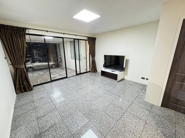 ให้เช่าโฮมออฟฟิศ 3.5 ชั้น 249 ตรม. ทาวน์อินทาวน์ ถนนศรีวรา เลียบด่วน ใกล้เอกมัย- ทองหล่อ