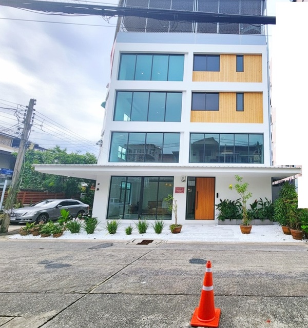 เซ็นทรัล พระราม9 รัชดา MRT ห้วยขวาง 699ม.ให้เช่าอาคารออฟฟิศ 5 ชั้น จอดรถได้ 5 คัน ซอยประชาราษฎร์บำเพ็ญ10-19 761 ตร.ม. ตลาดห้วยขวาง 800ม.