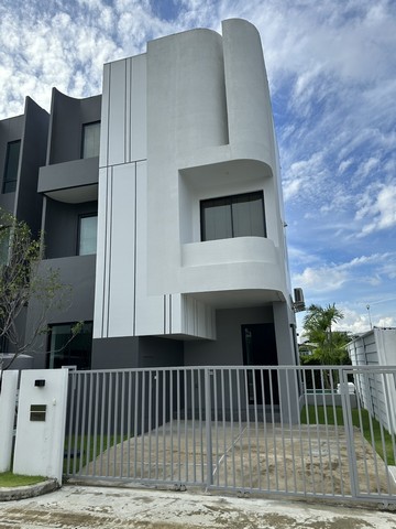 ให้เช่าบ้าน3ชั้น3นอนหลังมุมพร้อมสระว่ายน้ำย่านลาดกระบังอ่อนนุชใกล้สนามบินสุสรรรณภูมิ