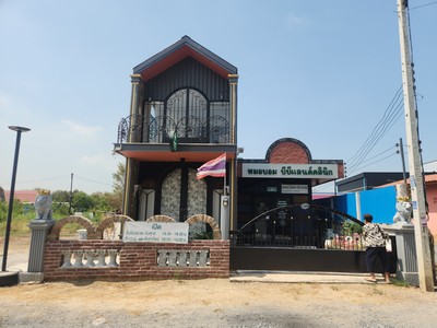 บ้านดีไซน์ยุโรปบนที่ดินขนาดใหญ่ 226.6 ตารางวา (5 โฉนด) ตั้งอยู่ ตำบลธนู อำเภออุทัย ใกล้วัดสะแกเพียง 500 เมตร เหมาะสำหรับอยู่อาศัย