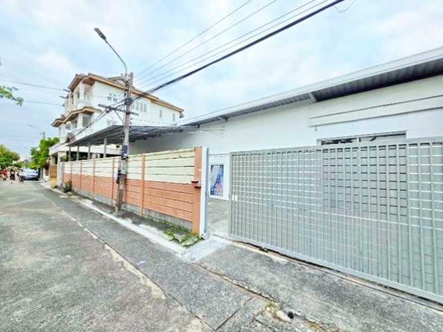 MRT  เดอะมอลล์ บางกะปิ  เซ็นทรัล อีสต์วิลล์ 3 กม.  ลาดพร้าว 101 1.4 กม.โกดังให้เช่า  บิ๊กซี  ลาดพร้าว1 Food Land  รพ.ลาดพร้าว  670 ตร.ม.