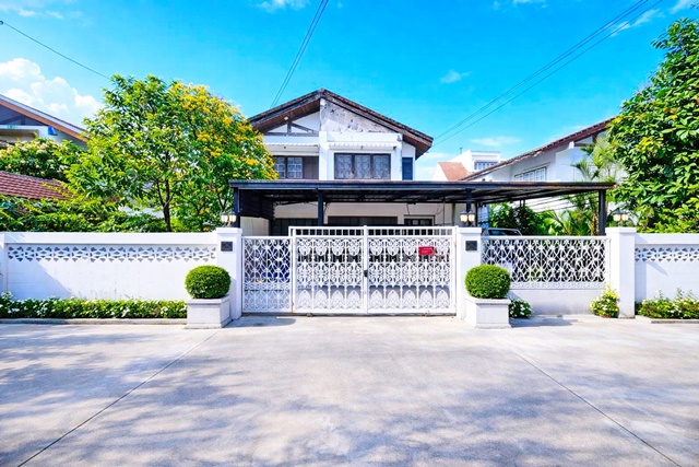 ลาดพร้าว 5-6นอน 2น้ำจอดรถ5คัน ใกล้ BTSเสนานิคม และ รร.สตรีวิทยา2 1กม. บ้านเดี่ยว 90 ตร.ว. 300ตร.ม.