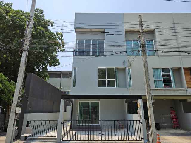 ขายทาวน์โฮม Patio พัฒนาการ 38 ขนาด 26.59 ตร.ว. พื้นที่ใช้สอย 155 ตร.ม. 3 นอน 3 น้ำ หลังมุมหน้าสวน รีโนเวทใหม่ ราคา 5900000 บาท