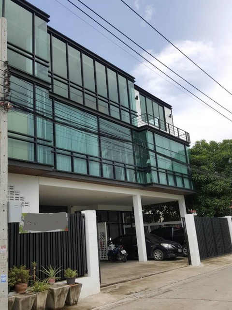 ขายโกดังโรงงานขนาดเล็ก พร้อมสำนักงาน 3 ชั้น ย่านลาดพร้าว 101 ใกล้วัดบึงทองหลาง