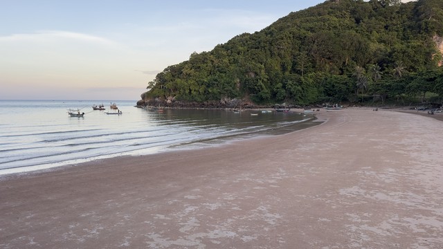 เดือนความรักหาทรัพย์สวยสักแปลง  ขายที่ดินใกล้หาดบางเบิด ติดถนนทางหลวง ใกล้หาด1 กม. +ขนาดที่ดิน 50-1-18 ไร่ โฉนดครุฑแดง พร้อมโอน ไร่ล่ะ 8 แสน