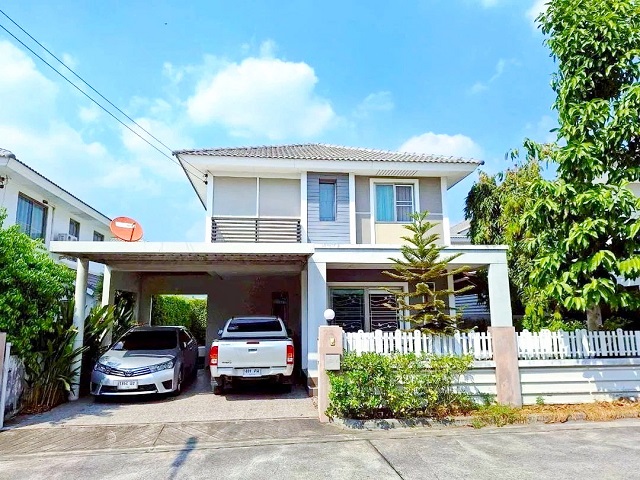 นิคมปิ่นทอง2 51 ตร.วา.​เจปาร์ค ศรีราชา 3.9กม. คฤหาสน์ ให้เช่าบ้านเดี่ยว 2 ชั้นหรูหรา  210 ตร.ม. รพ.สมิติเวชศรีราชา 3.3 กม 3 นอน 3 น้ำ