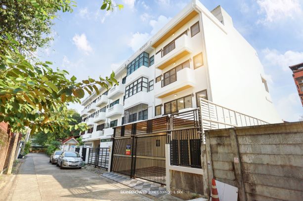 ขายทาวน์โฮมหลังใหญ่ 4 ชั้น 52 ตรว. 6 ห้องนอน ประชาอุทิศ ซอย 1 ย่านห้วยขวาง รีโนเวทใหม่พร้อมอยู่ เข้าออกหลายทาง จอดรถ 6 คัน