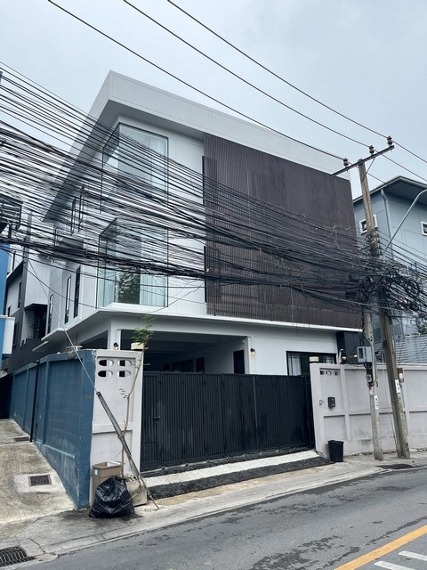 T26-809 ให้เช่า บ้าน บ้านเดี่ยว 3 ชั้น ซอย 20 มิถุนา ถนนสุทธิสารวินิจฉัย ใกล้กับ ใกล้ MRT สุทธิสาร ชั้นทั้งหมด 3 ชั้น ห้องนอน 4 ห้อง ห้องน้ำ 5 ห้อง 100 ตร.วา