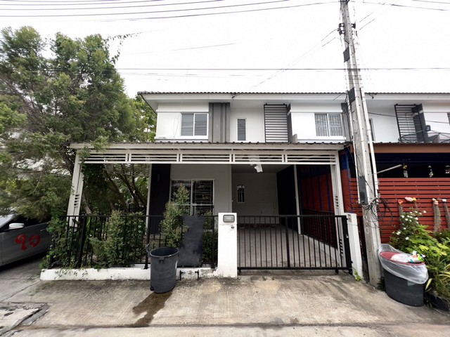 ขาย ทาวน์โฮม โครงการ บ้านพฤกษา 89  เดินทางสะดวกเข้า-ออกได้หลายเส้นทาง ถนนสุขุมวิท และถนนมอเตอร์เวย์