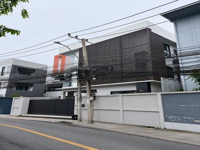 รหัสC7260 ให้เช่าบ้านเดี่ยว 3ชั้น ย่านรัชดาภิเษก ใกล้ MRTสุทธิสาร ห้วยขวาง เหมาะเป็นบริษัทและที่พักอาศัย