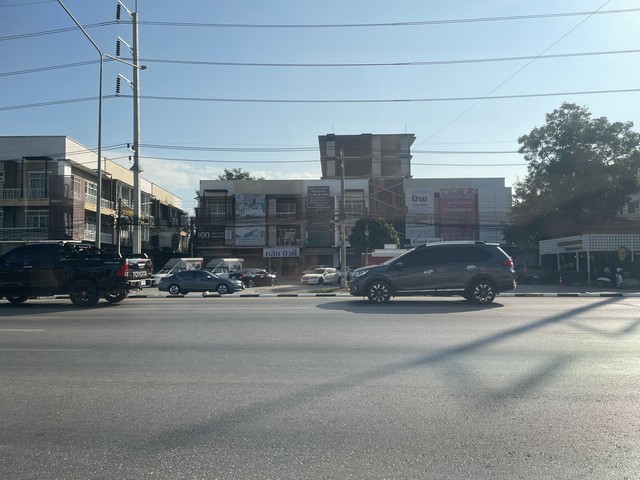 อาคารพานิชย์ติดถนนหลัก รวมโชค ทำเลดี มีที่จอดรถ ตึก 3 ชั้น