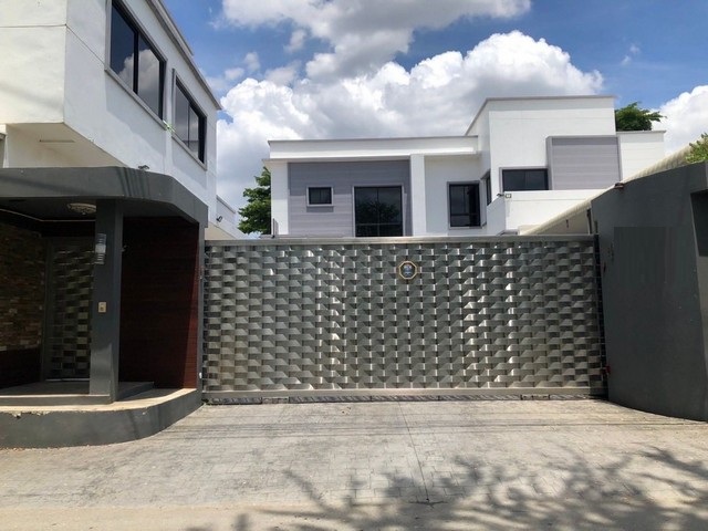 ขายบ้านเดี่ยว 2 ชั้น 2 หลัง สไตล์ โมเดิร์น เนื้อที่ 1 ไร่ ซอยจรัญสนิทวงศ์ 35 พูลวิลล่า กลางเมือง ใกล้โรงพยาบาลศิริราช