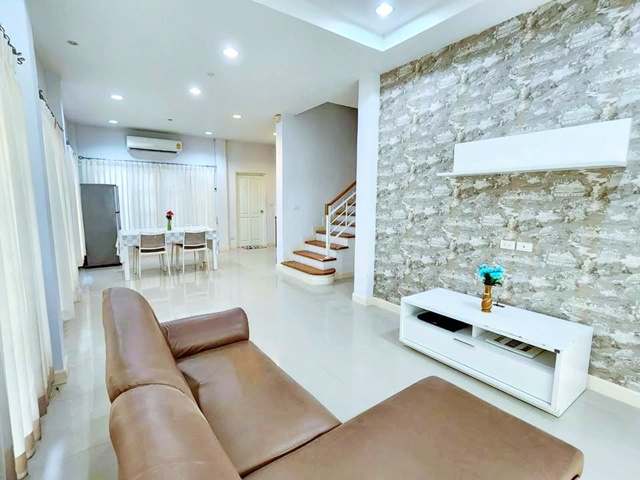 MRT ศรีด่าน 900ม. ให้เช่าบ้านเดี่ยว 2 ชั้นพร้อมเฟอร์ฯ  3 นอน 2 น้ำ MRTสำโรง2.79 กม.ซ.สุขุมวิท 111-115  แจส เออเบิร์น ศรีนครินทร์ 1.3 กม.