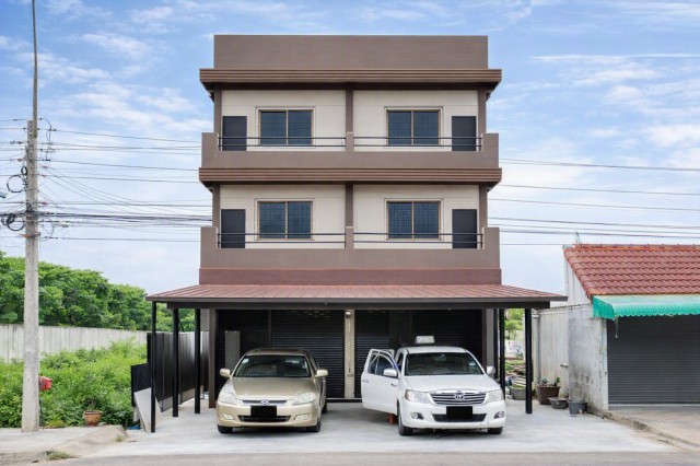 ตลาดแยกทศกัณฐ์ 900 ม. สาย 2 บางแวก อาคาร 4 นอน 6 น้ำ ใกล้ รร.บางเชือกหนัง 700 ม. 40 ตร.วา.  388 ตร.ม.พร้อมดาดฟ้า  E Commerce