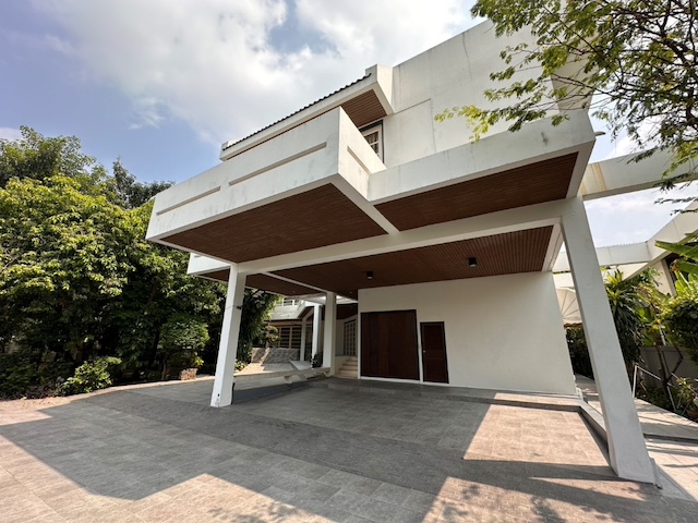 BH3908 ให้เช่าบ้านเดี่ยวหรู สุขุมวิท 71 ซอยปรีดีพนมยงค์ 14 ทำเลศักยภาพ ใกล้ BTS พระโขนง และทางด่วน เหมาะสำหรับอยู่อาศัยระดับผู้บริหาร