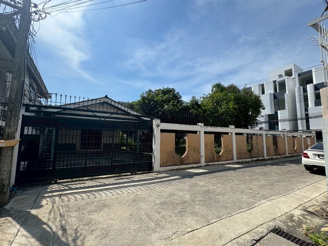 ให้เช่าที่ดินใจกลางอารีย์ ขนาด 93 ตร.วา ทำเลดี ซอยอารีย์สัมพันธ์ 3 เหมาะกับทุกธุรกิจ จะร้านอาหาร  คาเฟ่ สปา สตูดิโอ หรือ โฮมออฟฟิศ