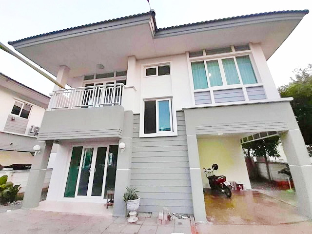 บ้านเดี่ยว 2 ชั้น 53 ตร.ว. รร.เทพพิทักษ์ 1.5 กม. ติดถนนบ้านกล้วย-ไทรน้อย 212 ตร.ม. เดอะเกรทไลฟ์ บางบัวทอง 2.8 กม.พร้อมเฟอร์ฯ 3นอน 3น้ำ