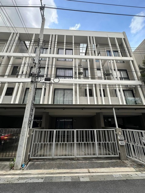 ให้เช่าทาวน์โฮม 4 ชั้น 4 ห้องนอน วาย เรซิเดนท์ สุขุมวิท 113 Y Residence Sukhumvit 113 ใกล้ BTS สำโรง ** เลี้ยงสัตว์ได้ ทำ Home Office ได้