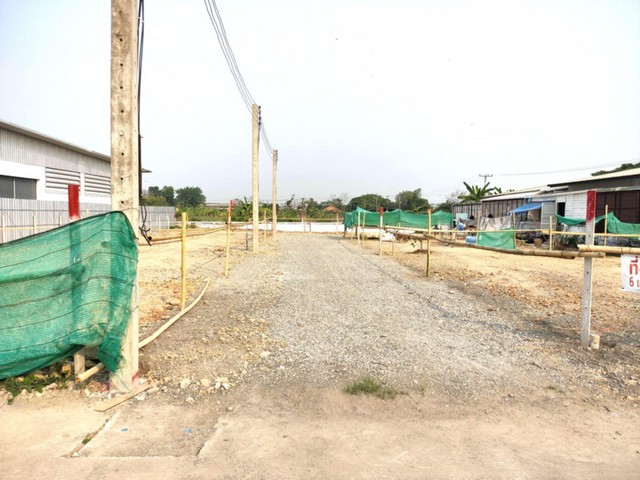 ขายที่ดินแบ่ง 45ตรว. 790000บ. ฟรีโอน ผ่อนได้ ถมแล้วมีน้ำไฟถนน ใกล้ร้านแดงเบเกอรี่ ต.หนองแฝก อ.สารภี เชียงใหม่