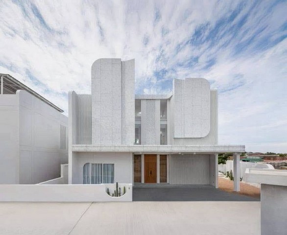 ให้เช่าบ้านพลูวิลล่าพัทยา ซอยเขามะกอก สีขาวสุดหรู สไตล์คลาสสิค FP-H01751