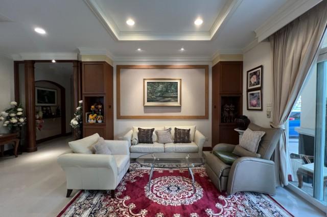 P2195  ขาย บ้านเดี่ยว 2 ชั้น หมู่บ้านพัฒนาการ ซอยพัฒนาการ 30 (หน้าหมู่บ้านปัญญา) บ้านสภาพดีพร้อมอยู่ หันหน้าทิศเหนือ มีต้นไม้ใหญ่ร่มรื่น