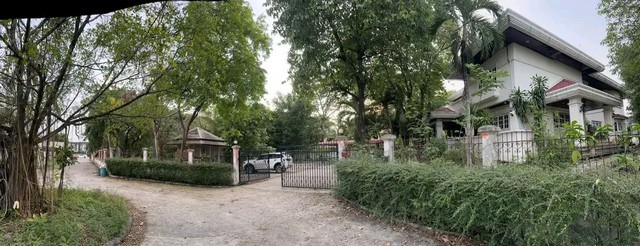 บ้าน บ้านพร้อมที่ดิน ถนนเฉลิมพระเกียรติ ร.9  54000000 บาท ไม่ไกลจาก ห่างถนนคู่ขนานกาญจนาภิเษก เพียง 800 ม.  เงียบสงบ มีบ้าน และที่ดินที่กว้างขวาง เหมาะสำหรับครอบครัวใหญ่ที่ต้องการขยายบ้านในอนาคต