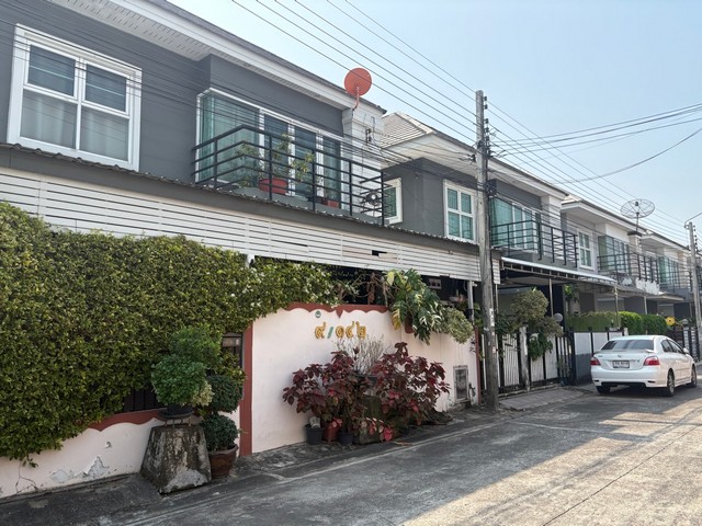 ขายบ้านแฝดสสไตล์บ้านเดี่ยว 2 ชั้น ตกแต่งต่อเติมบางส่วนพร้อมเฟอร์   หมู่บ้านรัชชา5 ถนนบางใหญ่-บางคูลัด ใกล้เซ็นทรัลเวสเกต