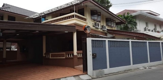 P809 ให้เช่าบ้านเดี่ยว 2 ชั้น ซอย 20 มิถุนา ถนนสุทธิสารวินิจฉัย เดินทางสะดวก เหมาะอยู่อาศัยและทำธุรกิจ มีเซเว่นติดหน้าบ้าน