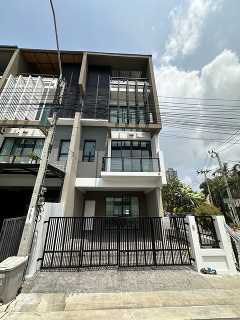 ให้เช่าทาวน์โฮม 3.5 ชั้น 3 ห้องนอน Bless Town สุขุมวิท 50 ตกแต่งใหม่ ใจกลางเมือง ใกล้ BTS อ่อนนุช