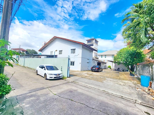 นวมินทร์ 20-28  โกดังอออฟฟิศ 2ชั้น 5นอน 820ตร.ม. MRTลาดพร้าว101 2.8 กม. เดอะมอล์  บนที่ดินครึ่งไร่  ตลาดปัฐวิกรณ์ 3 กม. MRT บางกะปิ 2.2 กม.