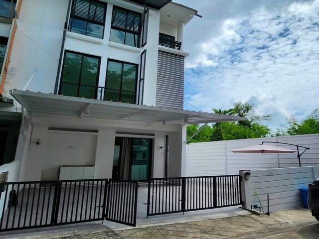 ให้เช่าทาวน์โฮม 3 ชั้นหลังมุม มีพื้นที่ด้านข้าง  3 ห้องนอน อารียา แมนดารีน่า สุขุมวิท77 ใกล้ MRT ศรีนุช