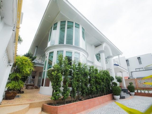 HS 2060 ขายบ้านเดี่ยวหรู พูลวิลล่า 244 ตรว. ถนนพระราม 9 บางกะปิ  พร้อมสระว่ายน้ำ ทะลุรามคำแหง 12 และ 8 ใกล้เดอะไนน์