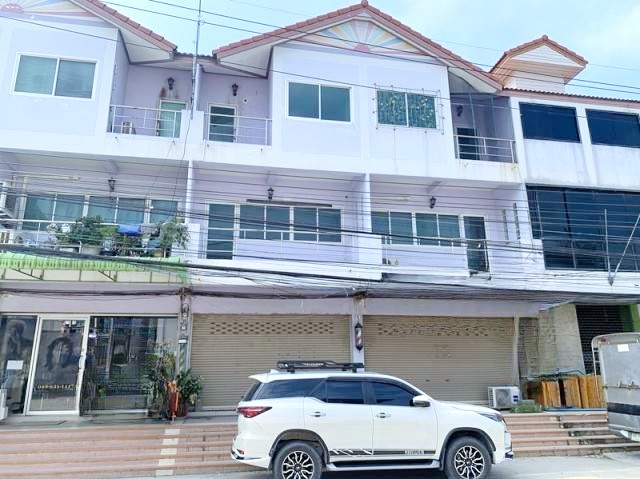 ถ.สุขุมวิท ย่านชุมชนรร.ทนาพรวิทยา 2 กม.ขายอาคารพาณิชย์ 3 ชั้น  1 คูหา 4 น้ำ  22 ตร.วา. 254 ตร.ม.รร.ทนาพรวิทยา 2 กม