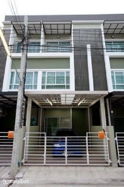 เตรียมอุดมศึกษาน้อมเกล้า  MRT สัมมากร 1 กม. ให้เช่าทาวน์โฮม 3 ชั้น พร้อมเฟอร์ฯ 204 ตร.ม.17 ตร.วา.  3 นอน 3 น้ำ ซ.รามคำแหง 140-146