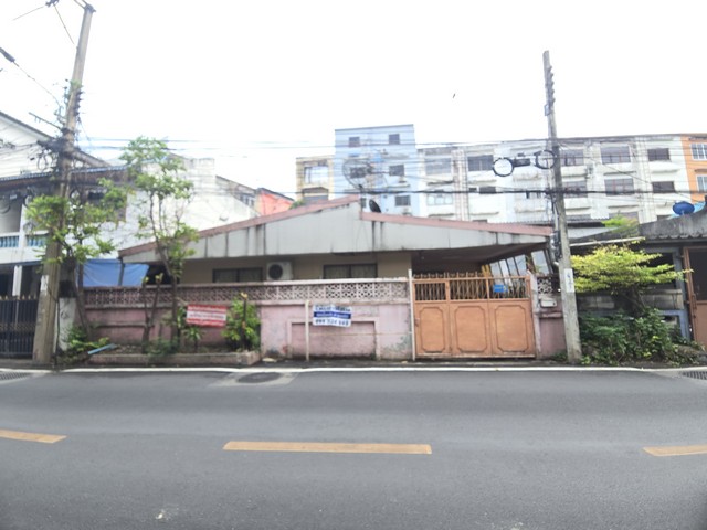 ขายที่ดินเปล่า พร้อมสิ่งปลูกสร้าง ซอยนาคนิวาส27 เนื้อที่ 52 ตารางวา