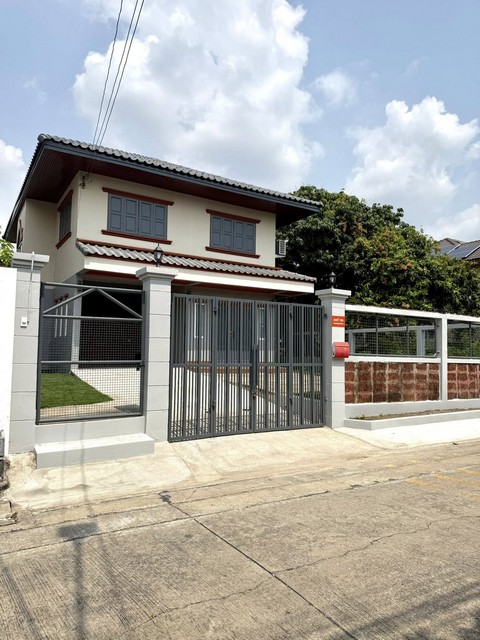 ให้เช่าบ้านเดี่ยวใหม่ 2 ชั้นย่านดอนเมือง 180 ตรม. ซอยโกสุมรวมใจ 5 เฟอร์พร้อมอยู่ ใกล้ รร. นานาชาติ Harrow