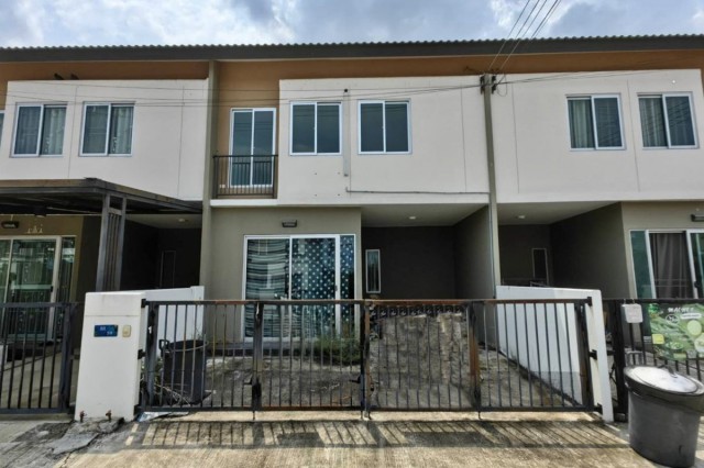 ขายทาวน์เฮ้าส์ 2 ชั้น บ้านพฤกษา ลาดกระบัง–ฉลองกรุง ถนนสังฆประชา แยกจากถนนฉลองกรุง แขวง ลำผักชี เขตหนองจอก จ.กรุงเทพมหานคร