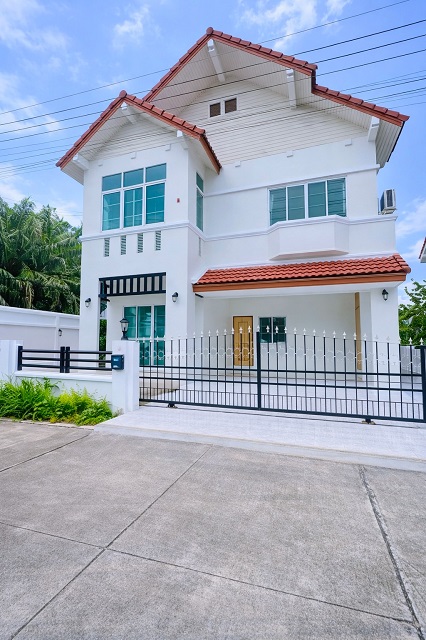 บ้านเดี่ยวหรู 2 ชั้น 3 นอน 100 ตร.ว. 300 ตร.ม.ใกล้ เจพาร์ค ศรีราชา 500 ม.  หลังมุม สภาพสวย ทำเลศรีราชา .  ศรีราชาะนิคมอุตสาหกรรม