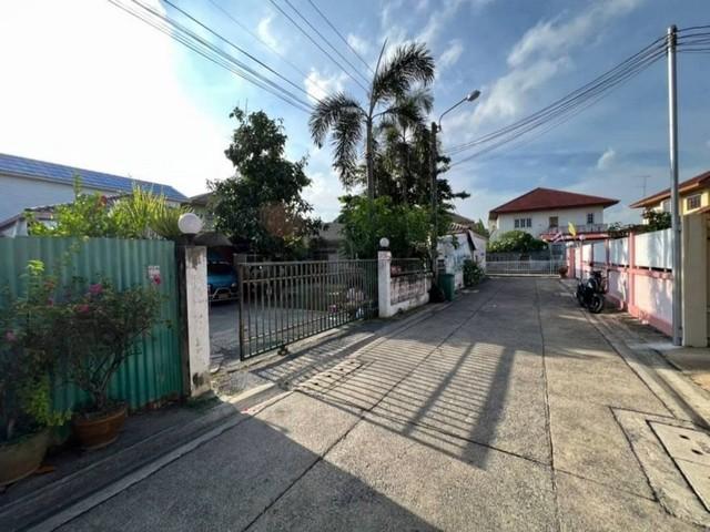 ขายที่ดิน พร้อมบ้านชั้นเดียว 129 ตรว. ลาดพร้าว 71 ซอยสังคมสงเคราะห์ 24 ใกล้เลียบด่วน ถนนซอยกว้าง หน้าปากซอยเป็นคอนโดชีวาไทย