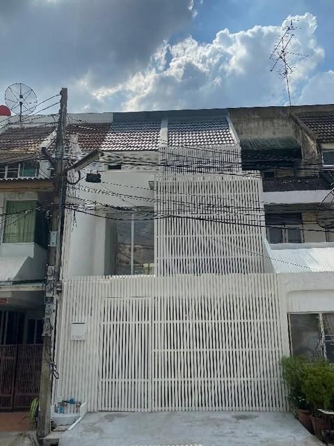 ให้เช่าทาวน์เฮาส์ 3 ชั้น 250 ตร.ม. ถนนสุขุมวิท 71 ซอยปรีดีพนมยงค์ 42 ( เลี้ยงสัตว์ได้ )