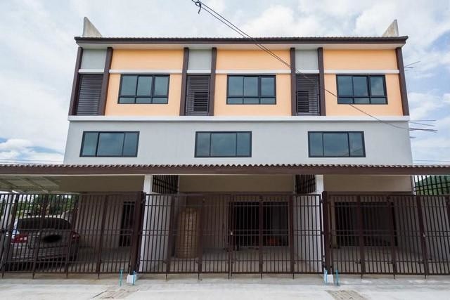 ขายอาคารพาณิชย์ใหม่2 ชั้นครึ่ง ติดถนนใหญ่ ราชบุรี – จอมบึง 26 ตารางวา กว้าง 5 เมตร ลึก 22 เมตร
