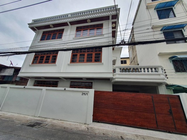 ให้เช่า ทาวน์โฮม 3 ชั้น พร้อม Rooftop รีโนเวทใหม่ ซอยเจริญนคร 34 ใกล้ BTS กรุงธนบุรี