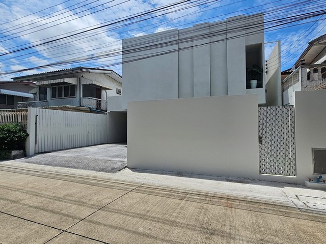 T26-853 ขาย บ้าน บ้านเดี่ยว 2 ชั้น โชคชัย 4 ซอย 44 รีโนเวทใหม่ทั้งหลัง Modern Private ห้องนอน 3 ห้อง ห้องน้ำ 4 ห้อง 50 ตร.วา ชั้นที่ 1 10590000 บาท